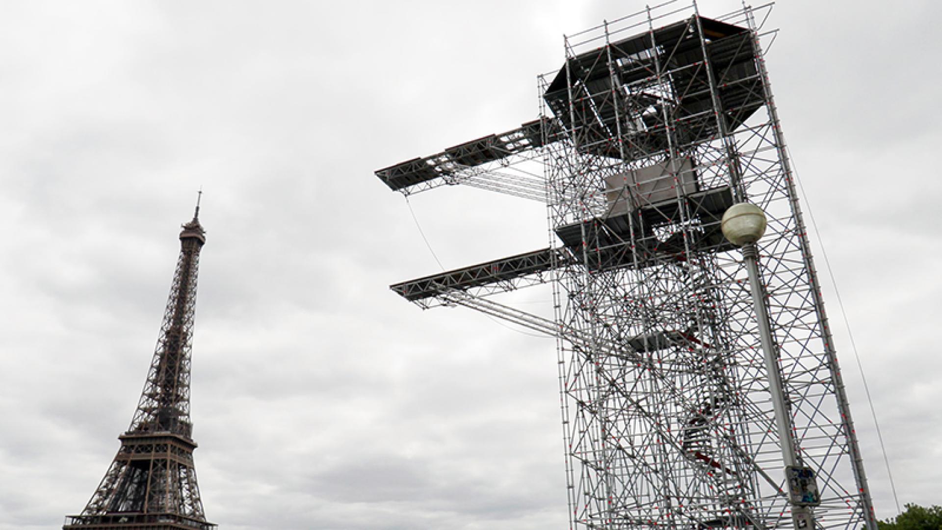 Plongeoir installé Port Debilly dans le cadre du Red Bull Cliff Diving à Paris - Agrandir l'image, fenêtre modale