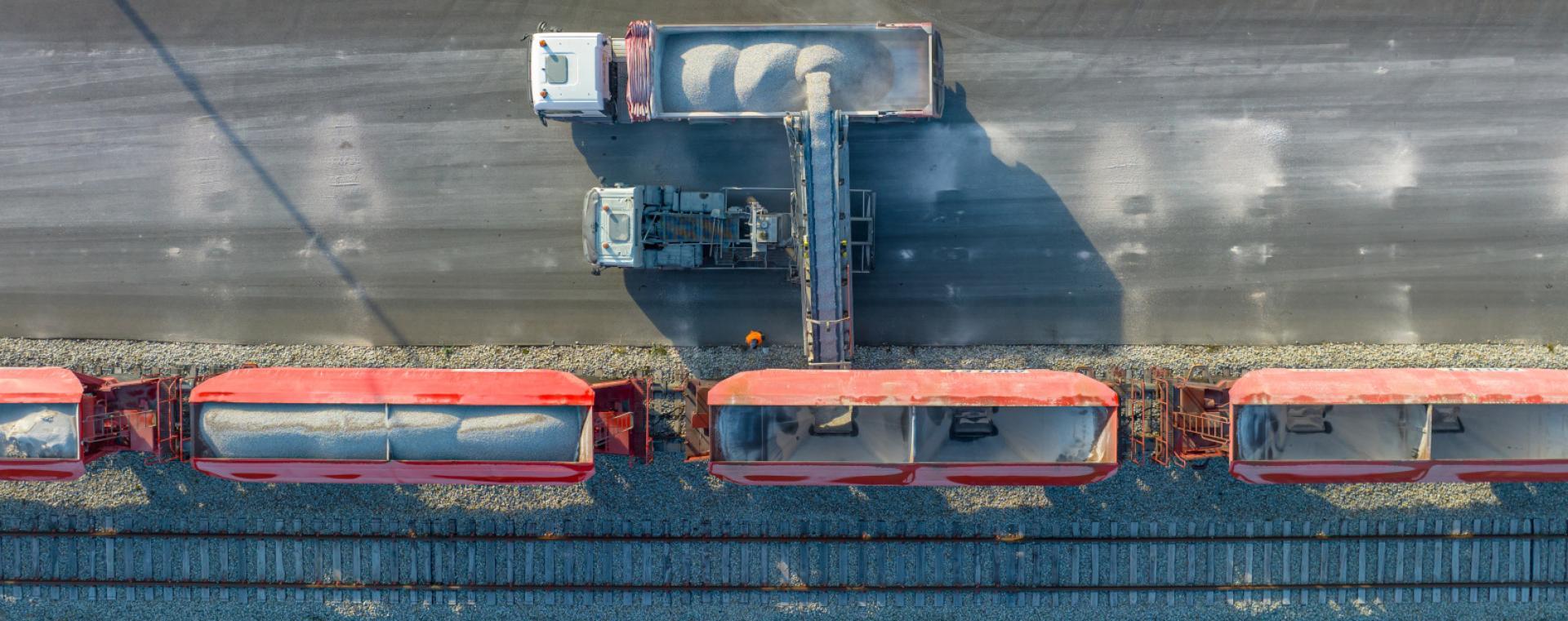 Déchargement de sable depuis un train de fret sur le port de Bruyères sur Oise Reportage Bruyères sur Oise Multimodal - Agrandir l'image, fenêtre modale