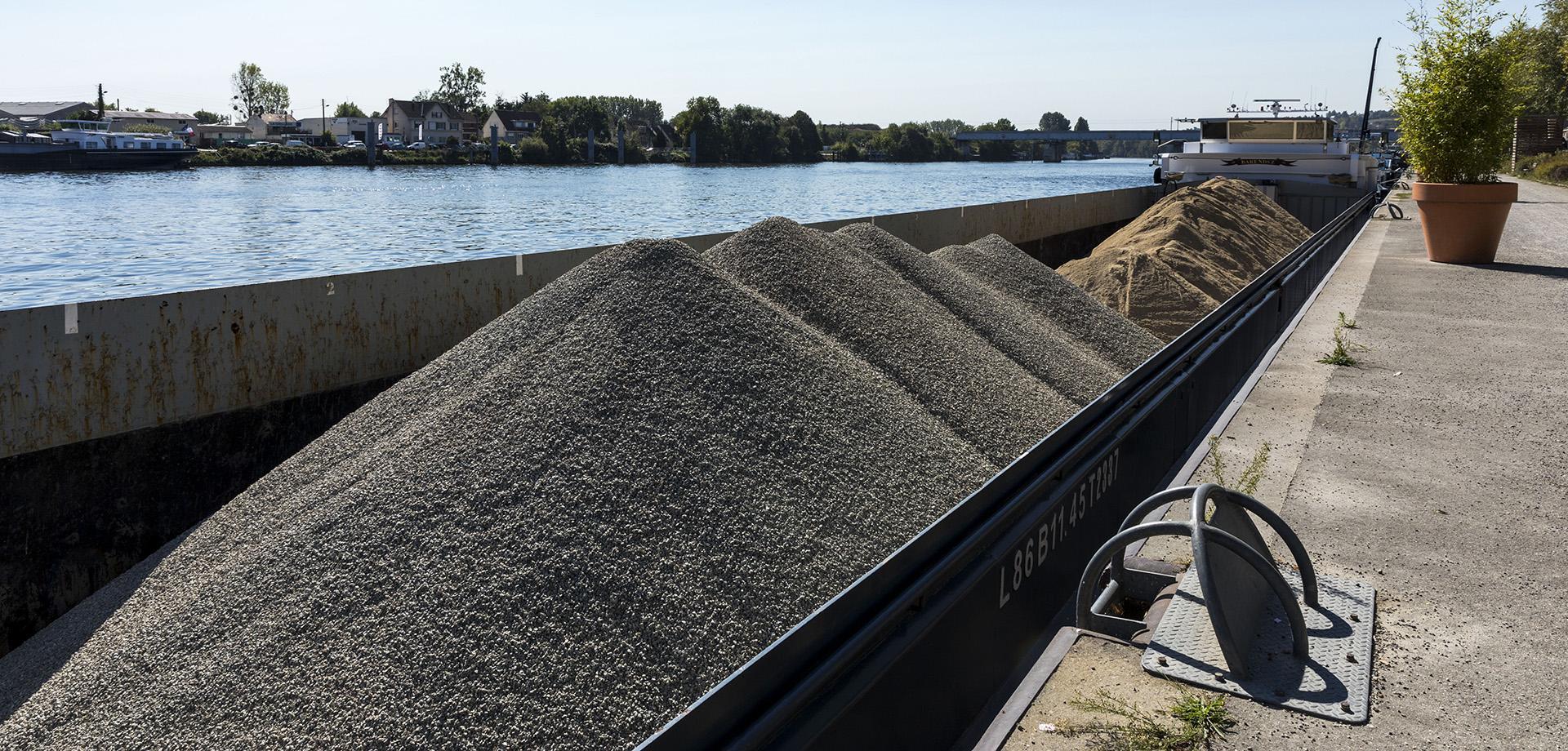 Barge remplie de matériaux de construction en escale sur un site de HAROPA PORT I Paris - Enlarge image, modal window