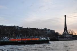 Barge fluviale transportant des conteneurs sur la Seine passant devant la Tour Eiffel