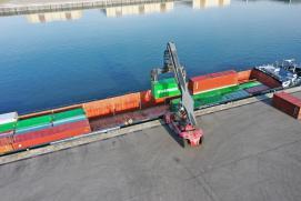 Chargement de conteneurs sur barge au port de Limay