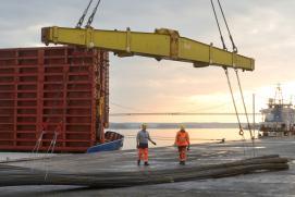 Déchargement de 2 750 tonnes de fer à béton provenant de l'usine MEGASA sur le terminal de Radicatel