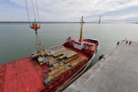 Vue d'un chargement de bois sur le port d'Honfleur