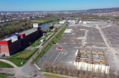 Démontage et désamiantage des bâtiments de l'ancien parking Citroën sur le port de Limay - Agrandir l'image, fenêtre modale
