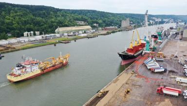 The Jean Ago dredger in the navigation channel of the port of Rouen - Enlarge image, modal window