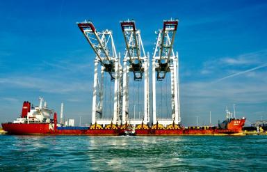 Trois portiques TiL à bord du Zhen Hua 24 accosté à quai au Havre - Enlarge image, modal window