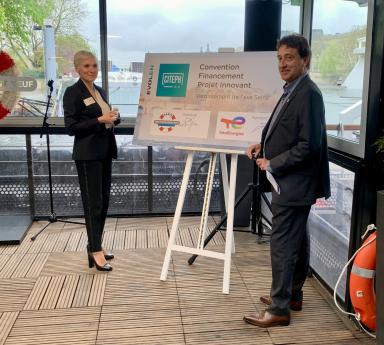 Signature entre TotalEnergies et les Vedettes du Pont Neuf de la convention CITEPH* pour la remotorisation du premier bateau de transport de passagers à Paris en 100% électrique - Agrandir l'image, fenêtre modale