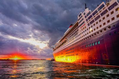 Le croisière Queen Mary à quai au port du Havre. - Enlarge image 2 of 3, modal window