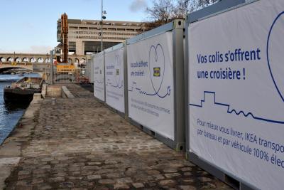 Caisses de marchandises IKEA sur le port de Bercy - Agrandir l'image 2 sur 3, fenêtre modale