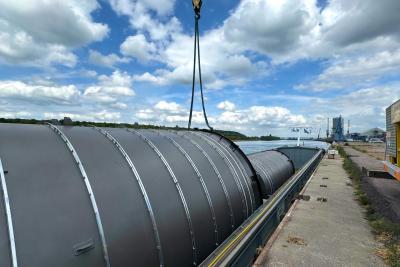 Barge ACONIT transportant des colis lourds pour le port de Nanterre - Agrandir l'image 1 sur 6, fenêtre modale