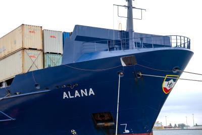 Avant du navire ALANA chargé des conteneurs amarré au terminal de l'Atlantique au Havre. - Agrandir l'image 2 sur 3, fenêtre modale