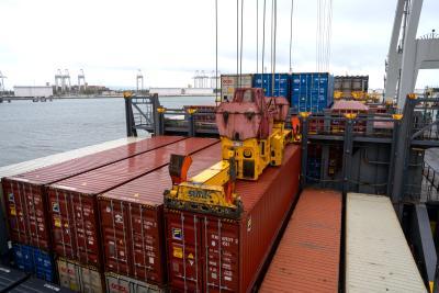 Déchargement de conteneurs depuis le navire ALANA de la rotation Diamond Line au terminal de l'Atlantique au Havre. - Agrandir l'image 1 sur 3, fenêtre modale