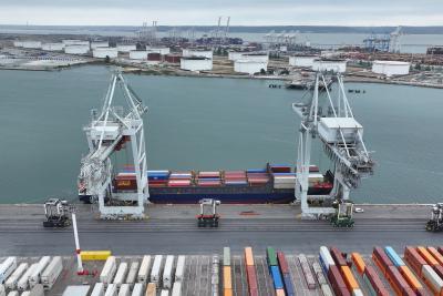 Vue aérienne depuis le terminal de l'Atlantique du navire ALANA de la rotation Diamond Line. - Agrandir l'image 3 sur 3, fenêtre modale