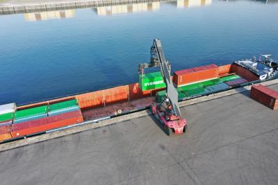 Chargement de conteneurs sur barge au port de Limay - Agrandir l'image 3 sur 3, fenêtre modale