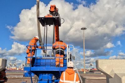 Coulage du_beton dans les moules - Agrandir l'image 1 sur 3, fenêtre modale