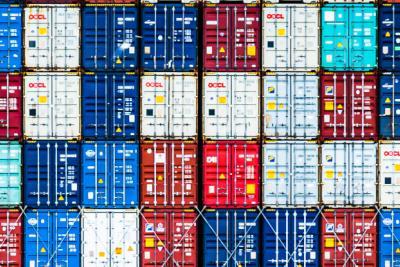 Visuel montrant l'empilement de nombreux conteneurs sur un quai. - Enlarge image 1 of 3, modal window