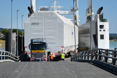 Déchargement en cours du canopée Ariane 6 à Radicatel - Agrandir l'image 3 sur 3, fenêtre modale