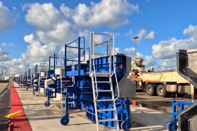 Demoulage d'un accropode de son moule. - Agrandir l'image 2 sur 3, fenêtre modale