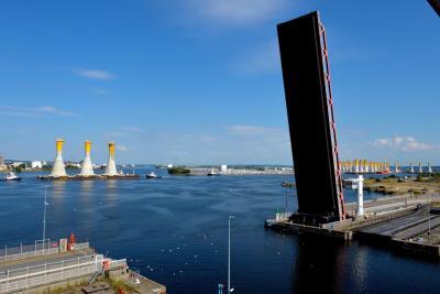 Le premier convoi transportant les trois premières fondations gravitaires a quitté le port du Havre pour prendre la mer - Enlarge image 1 of 5, modal window