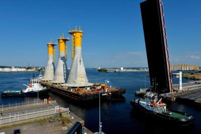 Le premier convoi transportant les trois premières fondations gravitaires a quitté le port du Havre pour prendre la mer - Enlarge image 2 of 5, modal window