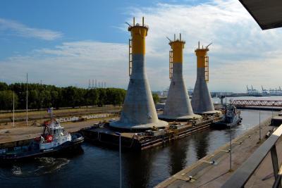 Le premier convoi transportant les trois premières fondations gravitaires a quitté le port du Havre pour prendre la mer - Enlarge image 3 of 5, modal window