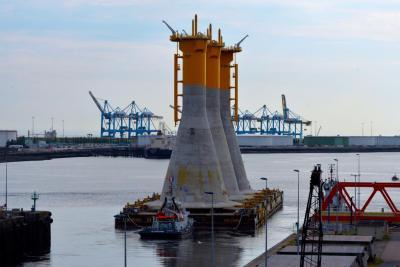 Le premier convoi transportant les trois premières fondations gravitaires a quitté le port du Havre pour prendre la mer - Enlarge image 4 of 5, modal window