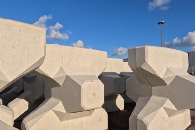 Rangée d'accropodes sur le quai de l'Asie - Agrandir l'image 3 sur 3, fenêtre modale