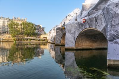 vue depuis la Seine à Paris de l'oeuvre monumentale de JR au Pont Neuf - Enlarge image 3 of 3, modal window