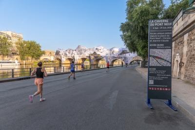 vue depuis les quais de Seine à Paris de l'oeuvre monumentale de JR au Pont Neuf - Enlarge image 1 of 3, modal window