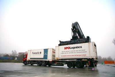 Manipulation de conteneurs Franprix et XPO Logistics sur le port de Bonneuil-sur-Marne - Agrandir l'image 2 sur 3, fenêtre modale