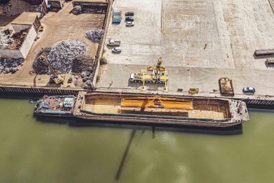 La passerelle assemblée sur le port de Limay par NGE Génie Civil, avant son transport par voie d’eau jusqu’à la future marina - Agrandir l'image 1 sur 3, fenêtre modale