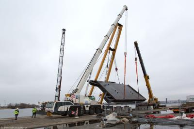 Porte d'èbe amont de l'ancienne écluse de Tancarville - Agrandir l'image 1 sur 6, fenêtre modale