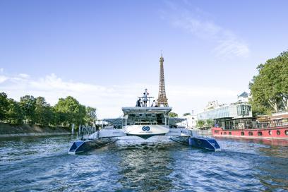 L’Energy Observer premier navire hydrogène zéro émission amarré au port du Gros Caillou, dans le 7ᵉ arrondissement de Paris - Agrandir l'image, fenêtre modale