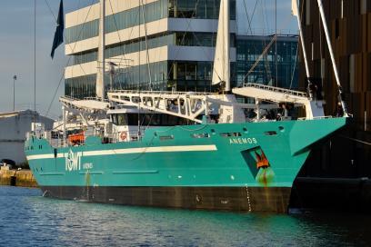 Anemos amarré au quai du Cameroun au port du Havre - Agrandir l'image, fenêtre modale