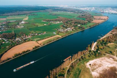Passage d'un convoi fluvial dans la Vallée de la Seine - Agrandir l'image, fenêtre modale