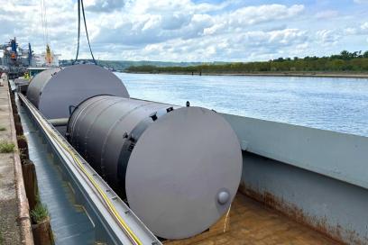 Barge ACONIT transportant des colis lourds pour le port de Nanterre - Agrandir l'image, fenêtre modale
