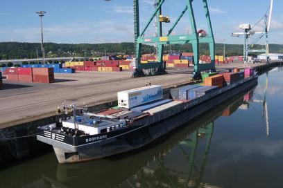 Barge de conteneurs en chargement au TCMD - Agrandir l'image, fenêtre modale