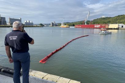 Barrage anti-pollution situé dans le bassin Saint-Gervais à Rouen - Agrandir l'image, fenêtre modale