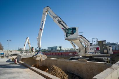 pelle électrique en action sur le port du Point du jour sur le site Cemex France à Paris. - Agrandir l'image, fenêtre modale