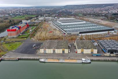 vue aérienne de la construction de l'entrepôt logistique IKEA France sur le site portuaire de Limay - Porcheville géré par HAROPA PORT. - Agrandir l'image, fenêtre modale