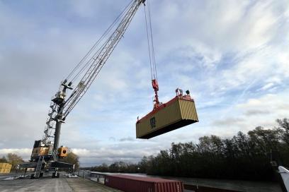 Déchargement de conteneurs sur la plateforme trimodal de Bruyère-sur-Oise - Agrandir l'image, fenêtre modale