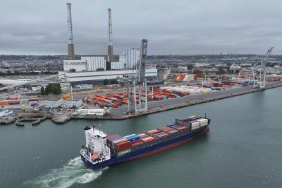 Navire ALANA en approche du terminal de l'Atlantique au Havre. - Agrandir l'image, fenêtre modale
