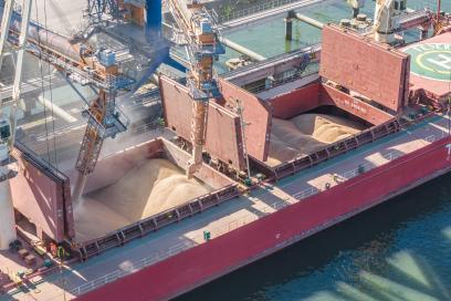 Vue aérienne des installations Sénalia sur le port de Rouen. - Agrandir l'image, fenêtre modale