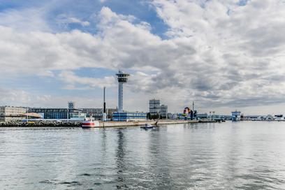 Entrée du port du Havre avec la tour de contrôle de la capitainerie - HAROPA PORT - Agrandir l'image, fenêtre modale