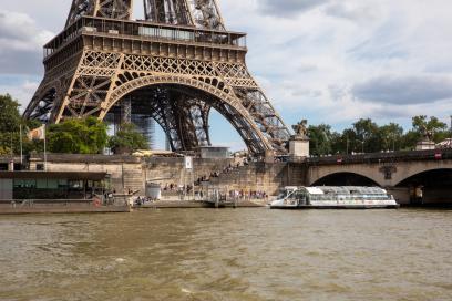 Escale fluviale à la Bourdonnais au pied de la tour Eiffel - Agrandir l'image, fenêtre modale