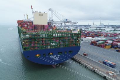 Escale du géant des mers HMM Oslo sur le terminal de France au Havre (Port 2000) - Enlarge image, modal window