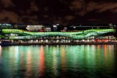 Vue nocturne de la cité de la mode et du design à Paris - Agrandir l'image, fenêtre modale