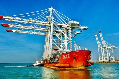 Arrivée au Havre de trois portiques neufs TiL à bord du Zhen Hua 24 - Enlarge image, modal window