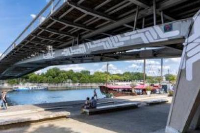 Oeuvre éphémère d'un artiste sous la passerelle Léopold Senghor à Paris - Agrandir l'image, fenêtre modale