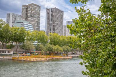 Des individus se baignent dans la Seine, sur le site de Grenelle, en plein cœur de Paris. - Agrandir l'image, fenêtre modale